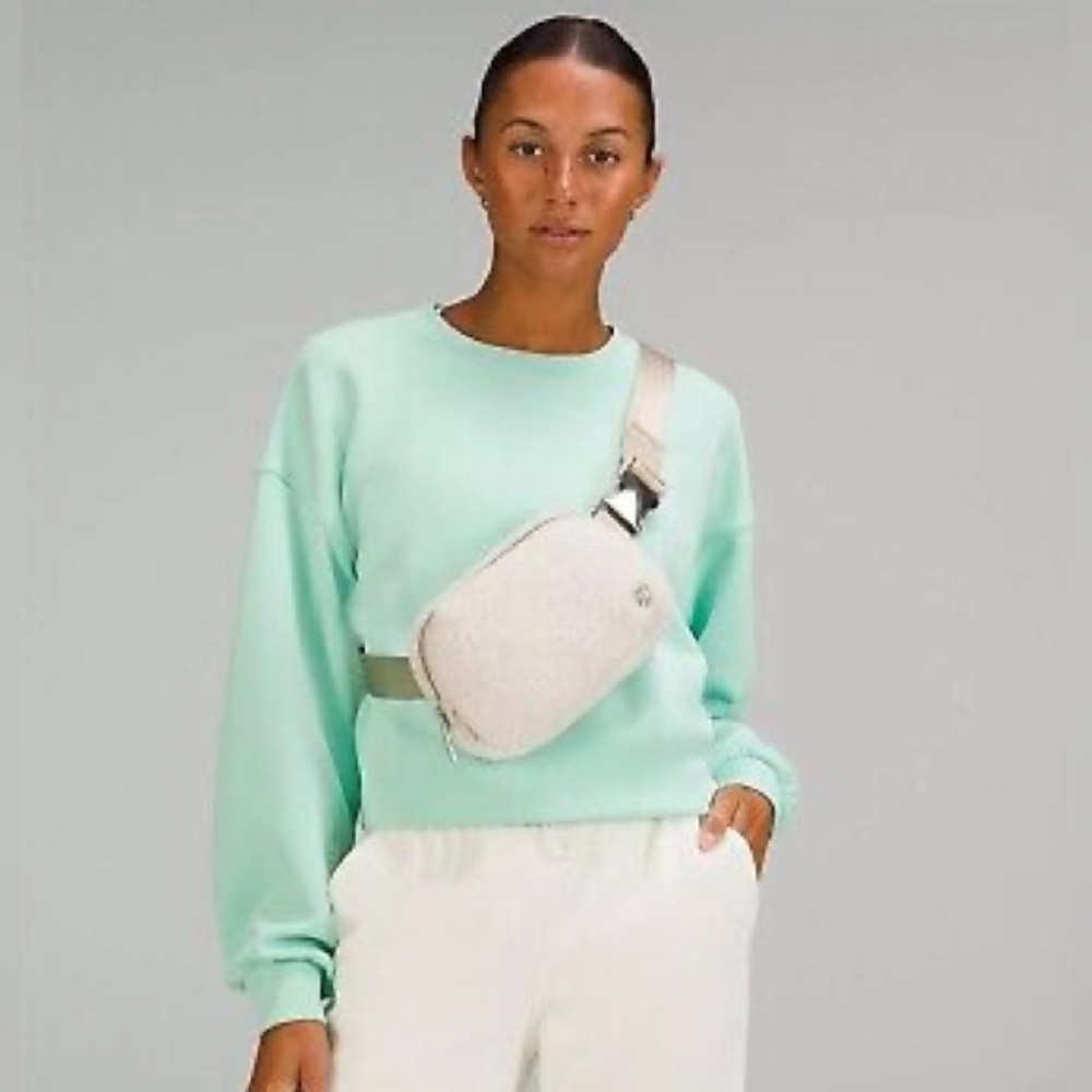 NEW LULULEMON Everywhere Fleece 1L Belt Bag in Natural Ivory Trench